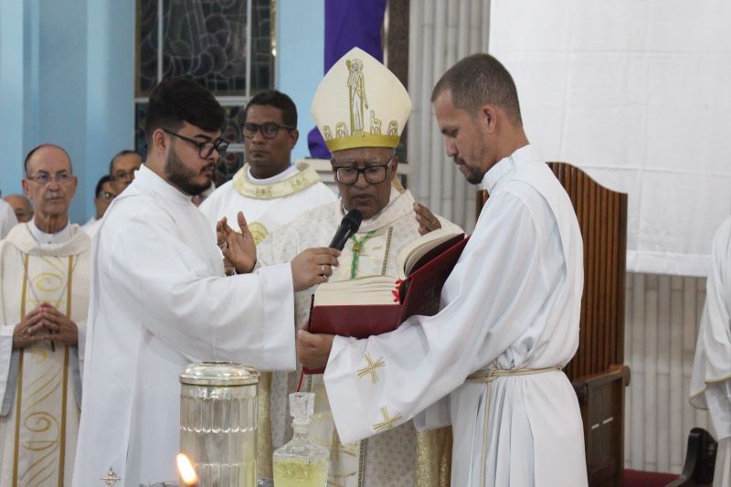 Dom Limacêdo preside 1ª Missa do Crisma como bispo diocesano