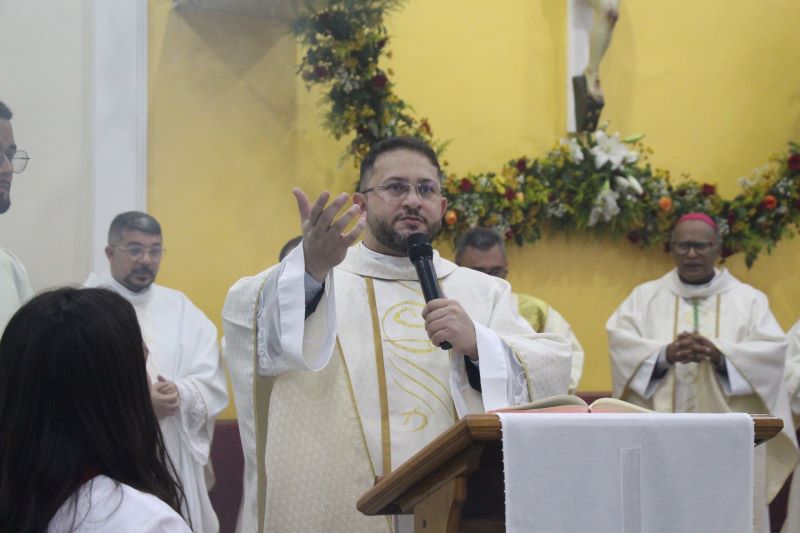 Padre André Ferreira assume paróquia de São Sebastião, em Quixaba