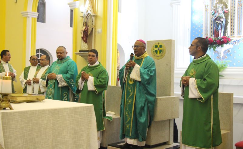 Dom Limacêdo empossa padre Erinaldo em Santa Cruz da Baixa Verde